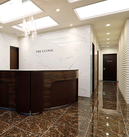 都心にひっそり佇む洗練されたモダンなエントランス。美への期待値はさらに大きく