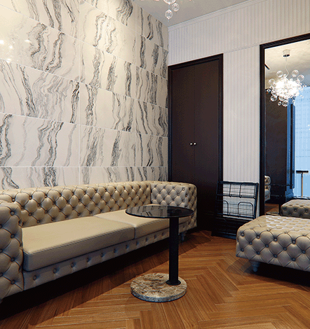 ラグジュアリーな内装で心ゆくままにリラックス。あなた専用の個室待合をご用意