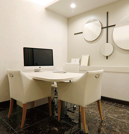 ご家族やパートナーの同席も可能。広く、開放的なカウンセリングルームを完備