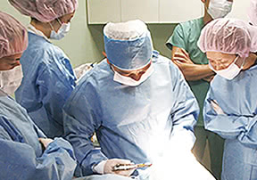 ①年間どのくらい脂肪吸引をこなしているか